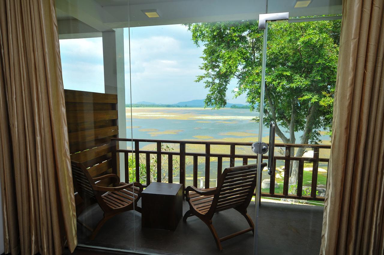 Yala Oga Reach Hotel Tissamaharama Exterior foto